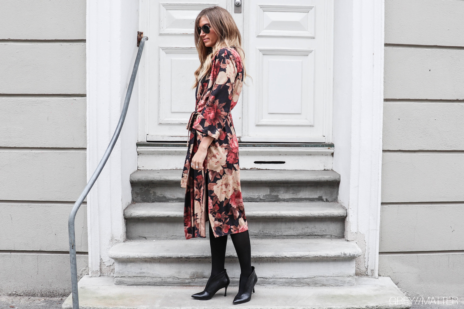 greymatter_fashion_blomsterprint_kimono_lang_julefrokost_style.jpg