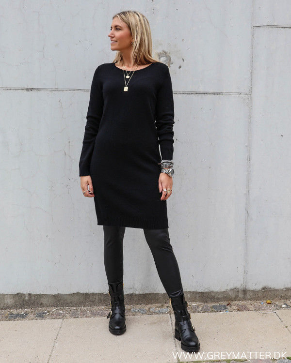 Sort kjole i strik fra Vila viril serien, stylet med leggings fra Pieces Pcnew shiny leggings