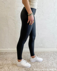 Sorte leggings til kvinder set fra siden