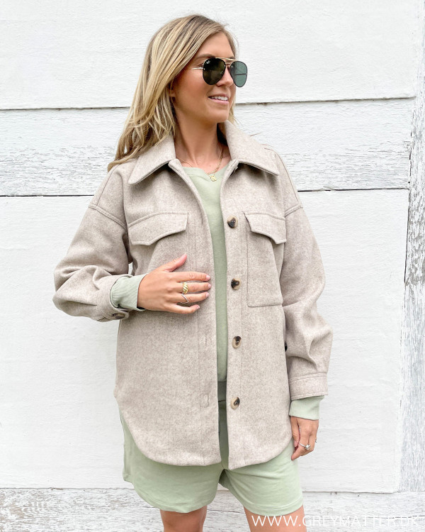 Oversize jakke til damer i smuk beige farve