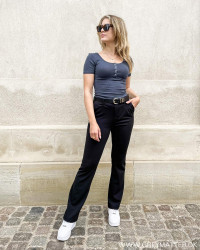 Pieces top stylet med sorte suit pants