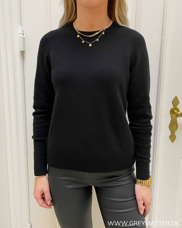 Sort strik bluse til damer i klassisk design