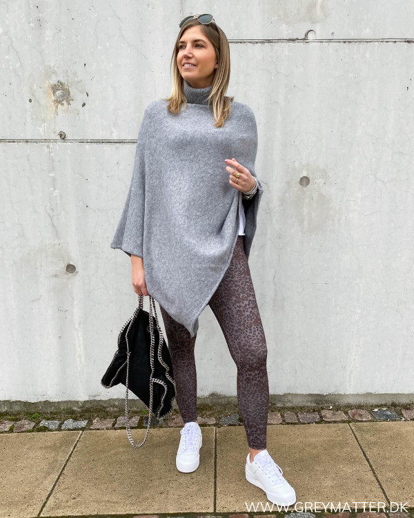 Poncho stylet med leopard legging og hvide sneaks