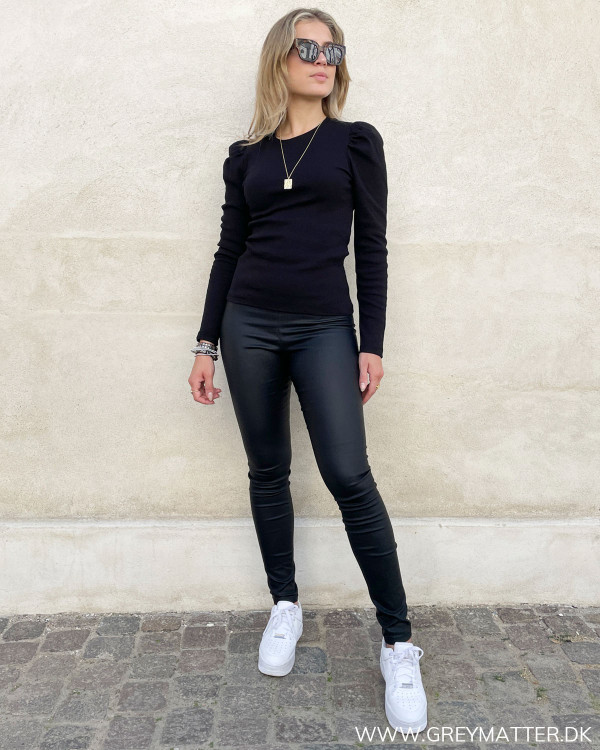 Pufærme bluse fra Pieces stylet med sorte coatede bukser