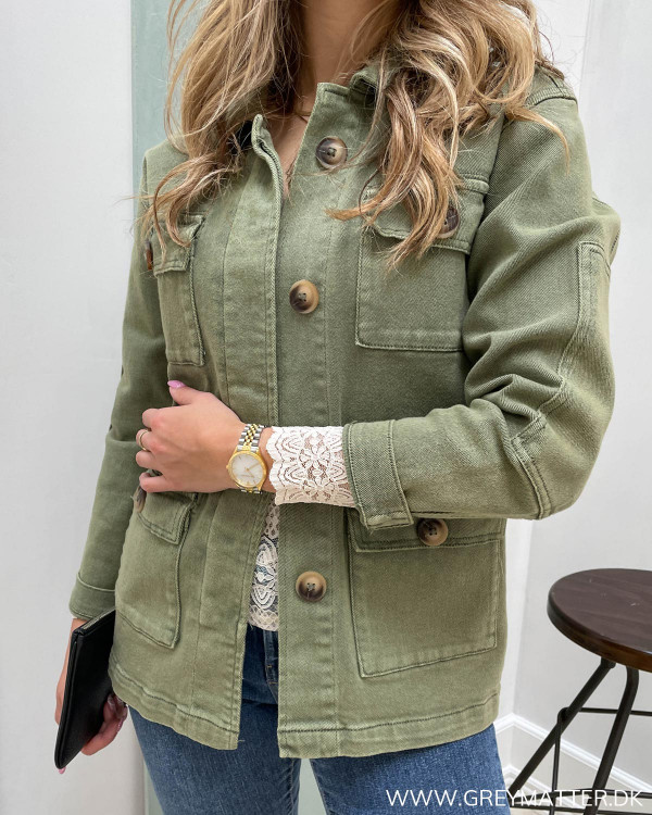 Jakke fra My essential wardrobe stylet med feminin blondebluse