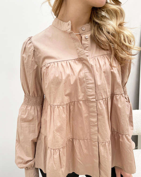Beige skjorte til damer med detaljer
