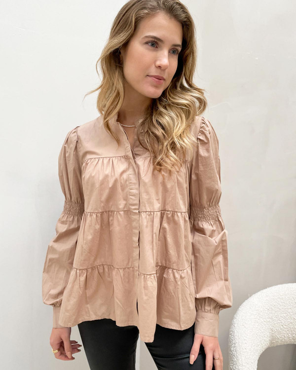 Beige skjorte til damer med detaljer