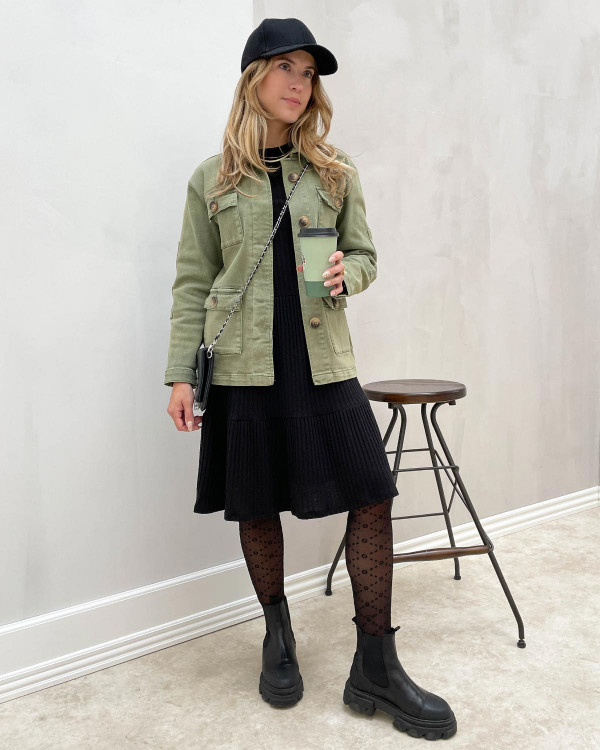 Sort kjole stylet med cool armyjakke