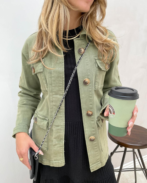 Armyjakke stylet med en sort hverdags kjole