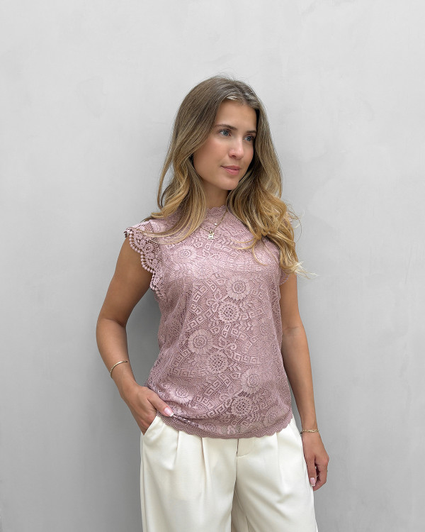 Top i blonde med fine flæseblonde