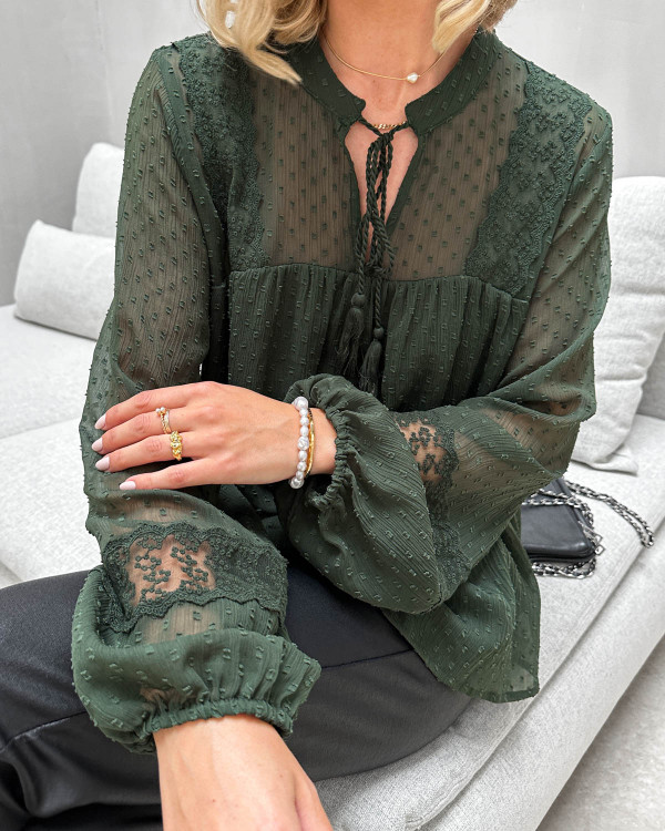 Mørkegrøn bluse med feminine detaljer