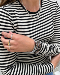 Stribet tætsiddende bluse med o-neck