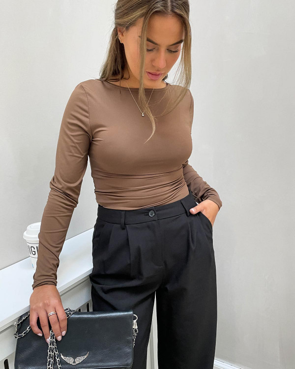 Brun bluse med bådudskæring