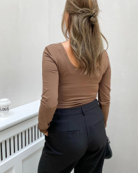 Brun bluse med bådudskæring