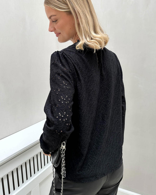 Bluse med blonde/hulmønster til damer