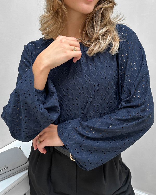 Mørkeblå bluse med broderi anglaise 