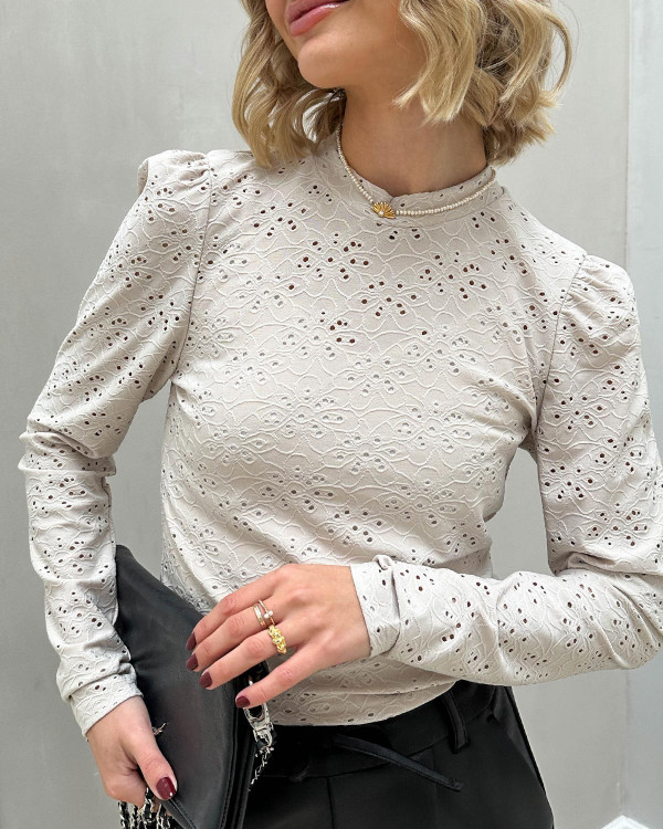 Blondebluse i smuk lys farve