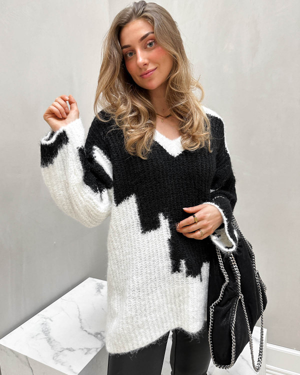 V-hals sweater med hvidt print