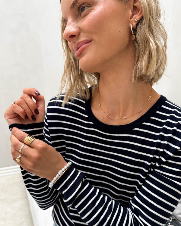 Stribet bluse i navy og hvid til damer