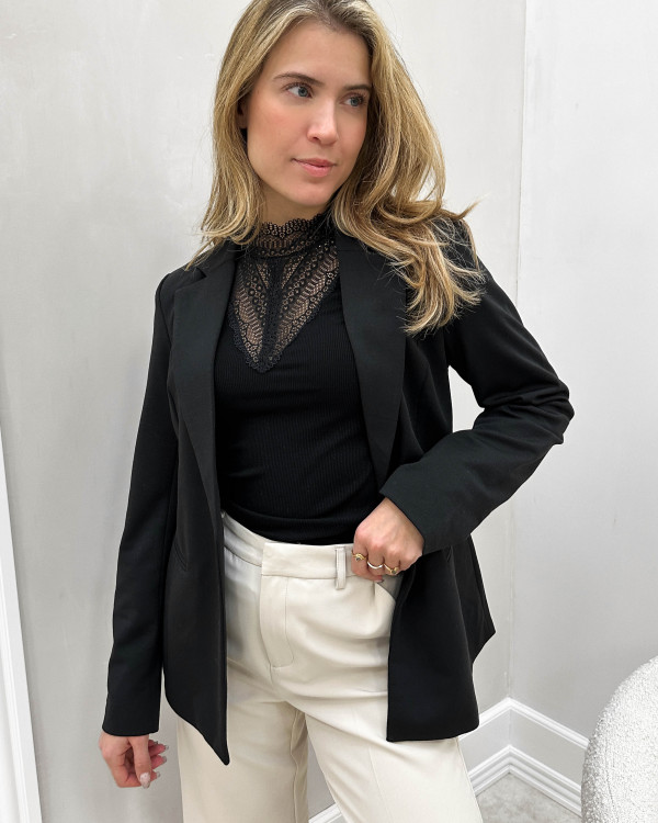 Sort blazer jakke til damer med fittet pasform