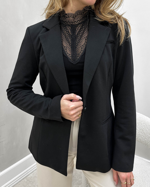 Sort blazer jakke til damer med fittet pasform