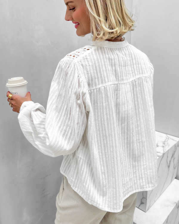 Hvid skjorte til damer med broderie