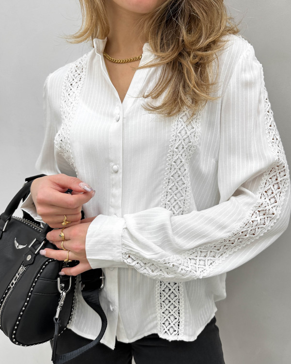 Smuk hvid skjorte med blondedetaljer