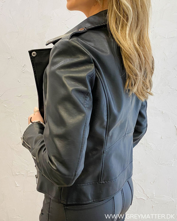 Vila bikerjakke i råt design