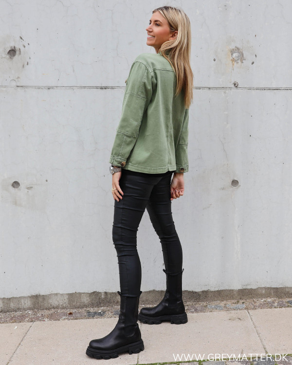 My essential wardrobe army jakke til damer