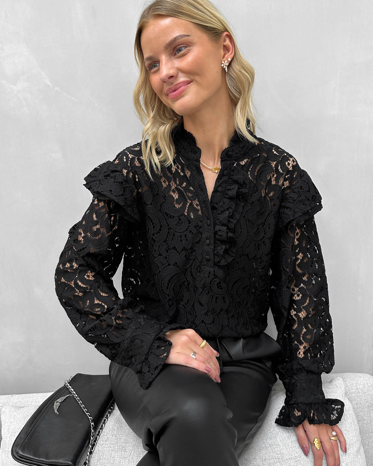 ONLY Onlalva Black L/S Lace Frill Top