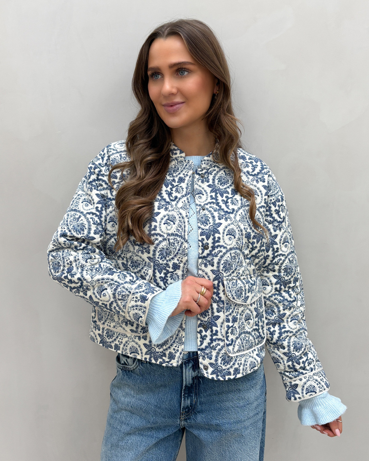 ONLY Onlhallie Cloud Dancer Blue Tile Print Quilted Jacket - S - Hvid