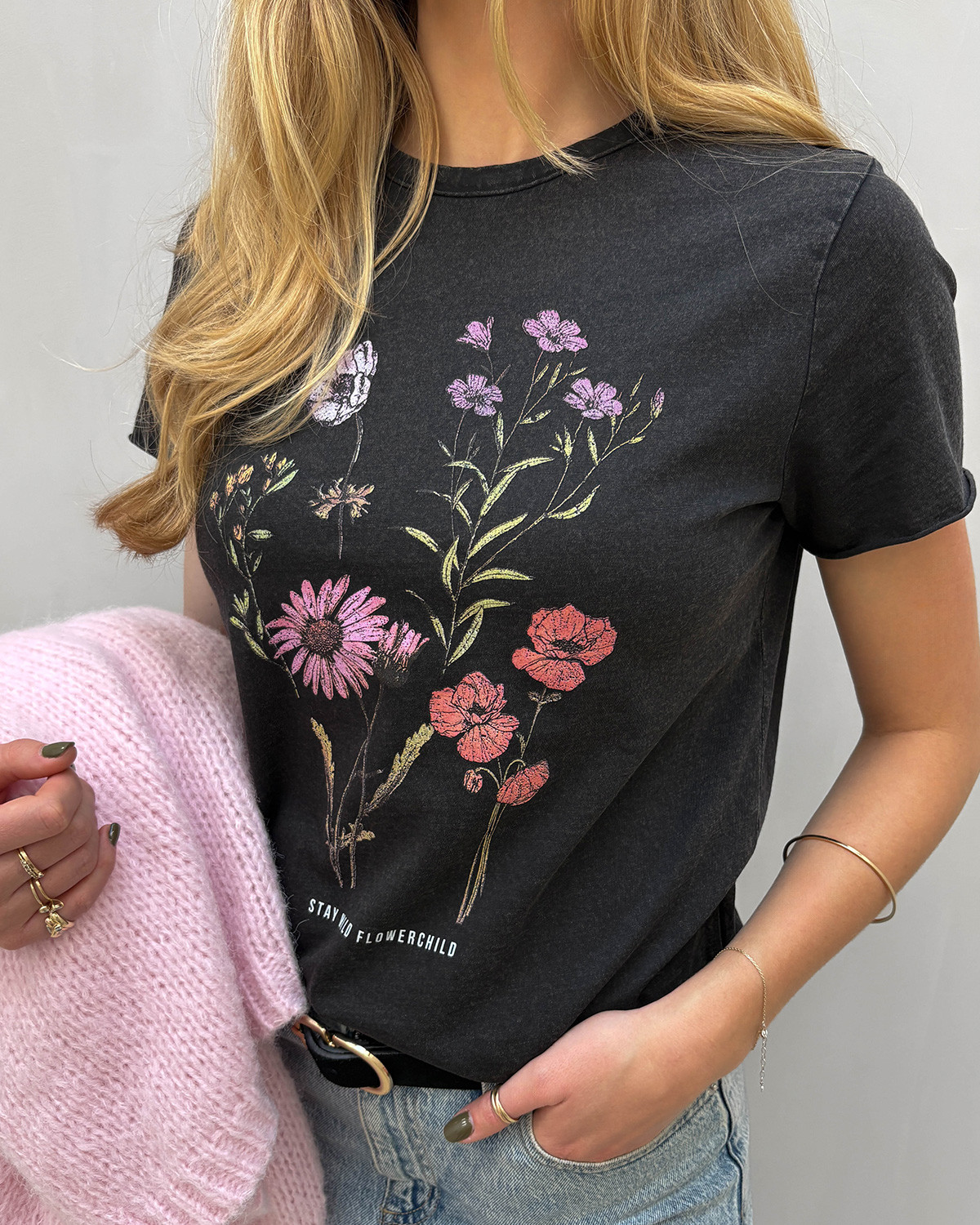 ONLY Onllucy Black Flowerchild Life Reg S/S Top - S - Sort