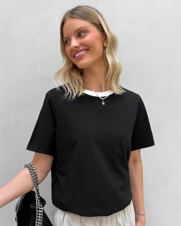 Sort t-shirt med kontrast udskæring