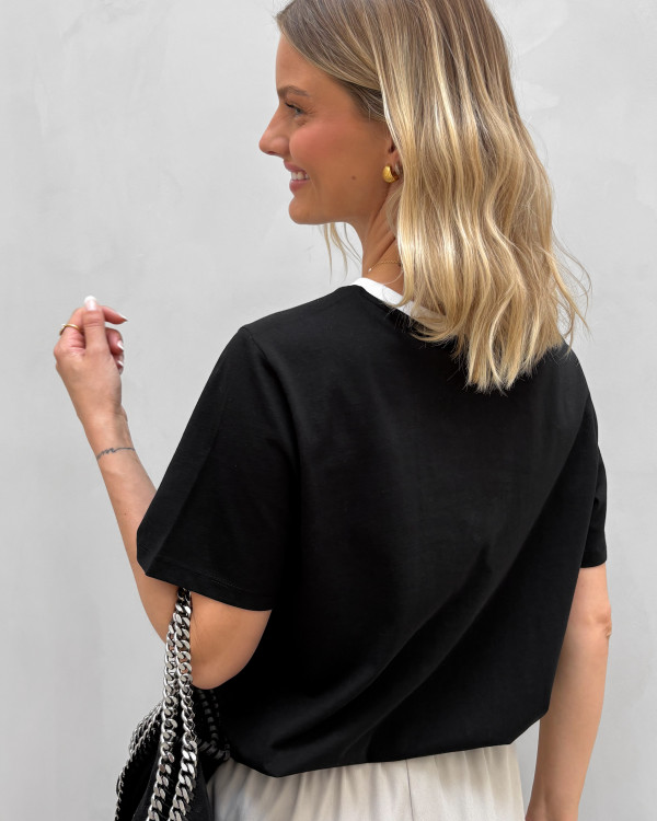 Sort t-shirt med kontrast udskæring