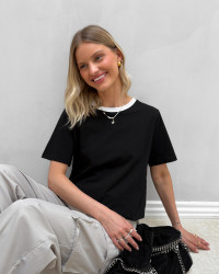 Sort t-shirt med kontrast udskæring