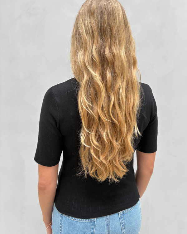 Sort polo t-shirt med hulmønster