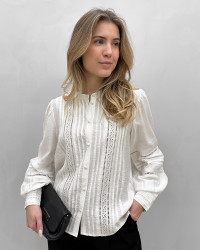 Skjorte med knapper og feminine detaljer