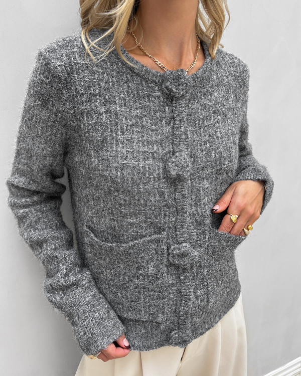 Cardigan med fine roseknapper og lommer