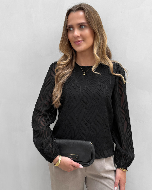 Sort bluse med mønster i stoffet