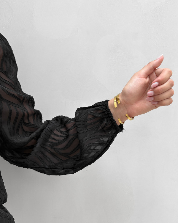 Sort bluse med mønster i stoffet