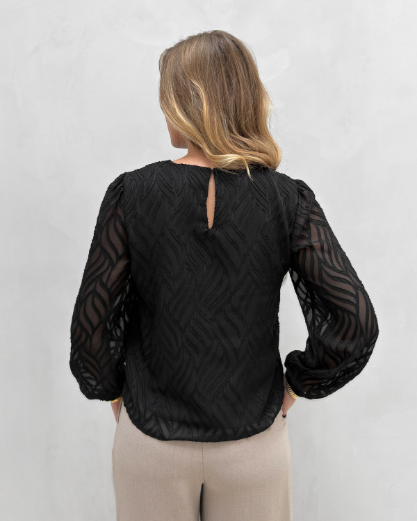 Sort bluse med mønster i stoffet