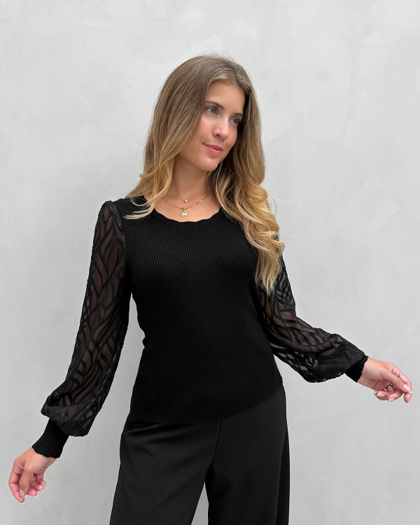 Elegant sort bluse med festlige ærmer