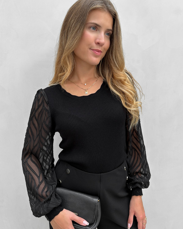 Elegant sort bluse med festlige ærmer