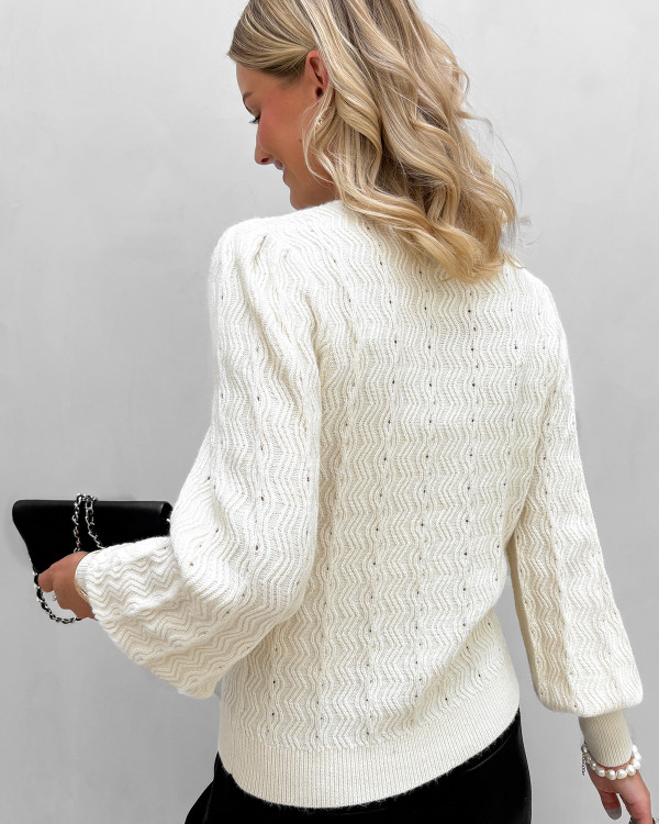 Lys strikbluse med feminine detaljer
