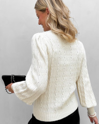 Lys strikbluse med feminine detaljer