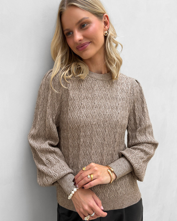 Brun katia bluse med feminine detaljer