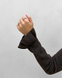 Feminin strikkjole med flæser