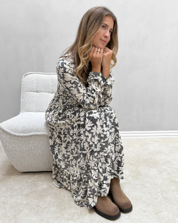 Smuk kjole med elegant print