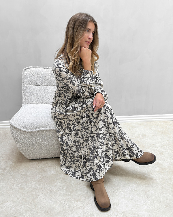 Smuk kjole med elegant print