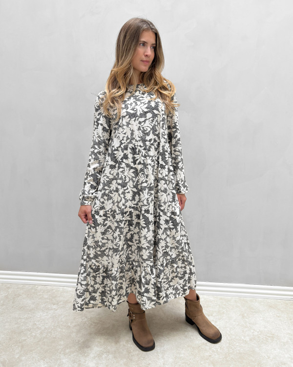 Smuk kjole med elegant print